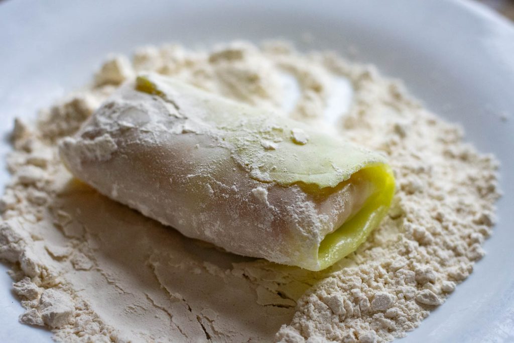 Rolling balandeliai in flour. 
