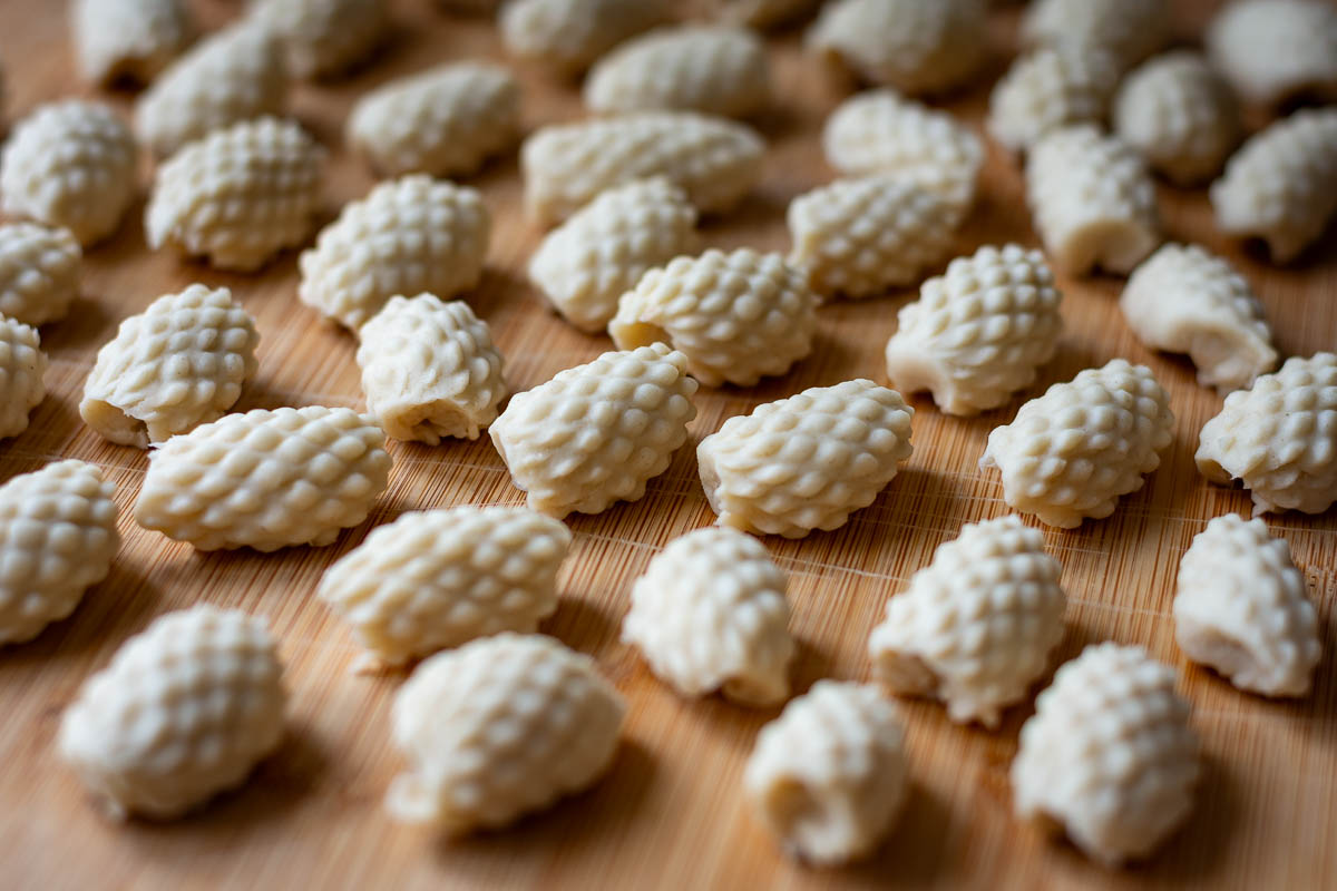 Miltiniai Ežiukai in a single layer on a wooden board.