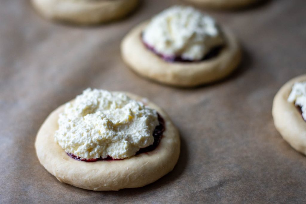 LIthuanian buns filled with farmer's cheese filling.