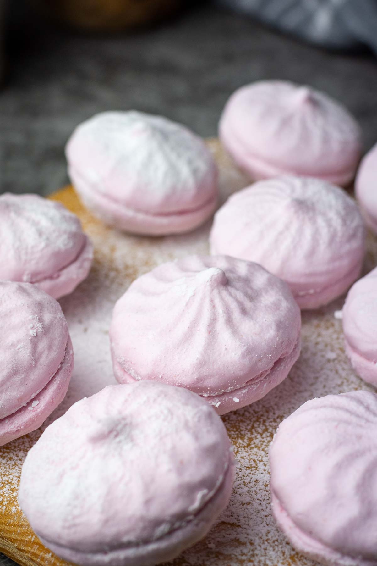 Zefyrai, Lithuanian marshmallows on a wooden board.