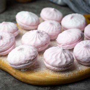 Zefyrai, Lithuanian marshmallows on a wooden board.